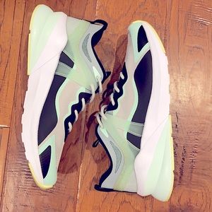 Fabletics Cheviot Performance Sneaker 👟 in perfect condition sz 8.5